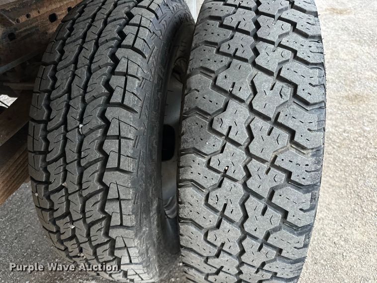 image for item EG1386 2006 Ford F350 Super Duty flatbed pickup truck