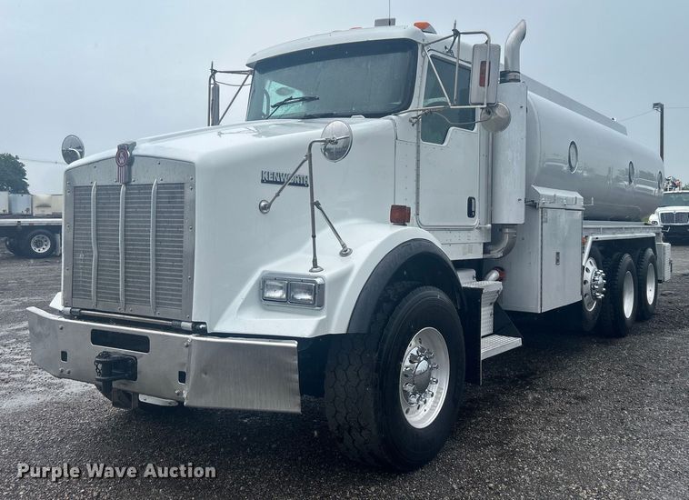 image for item EG1578 2006 Kenworth T800 fuel truck