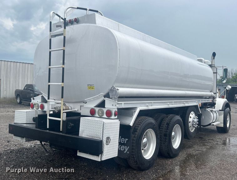 image for item EG1578 2006 Kenworth T800 fuel truck