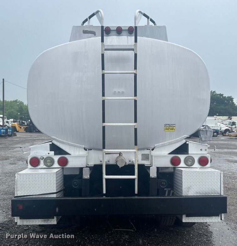 image for item EG1578 2006 Kenworth T800 fuel truck