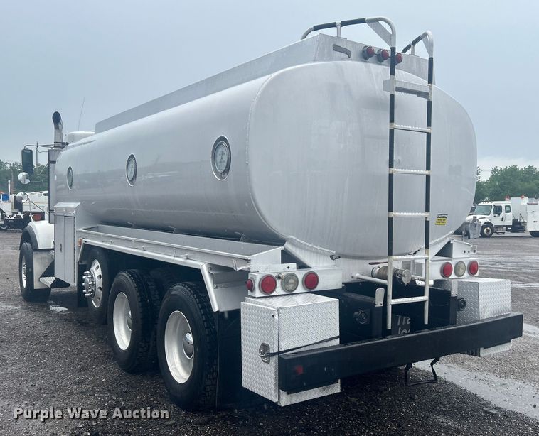 image for item EG1578 2006 Kenworth T800 fuel truck