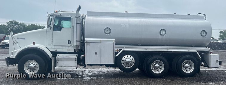 image for item EG1578 2006 Kenworth T800 fuel truck