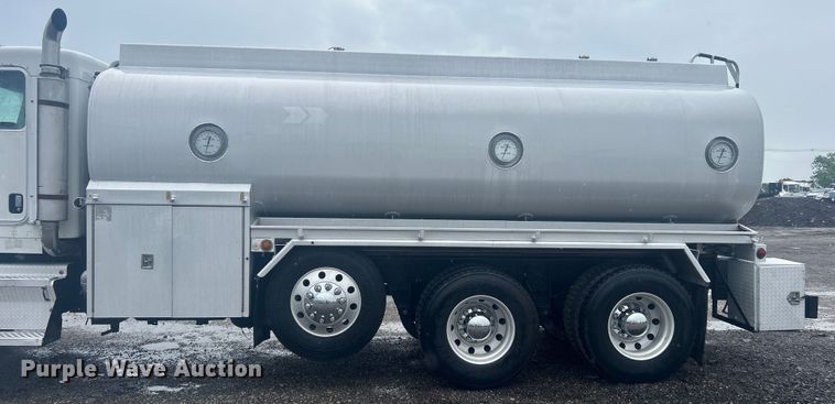 image for item EG1578 2006 Kenworth T800 fuel truck