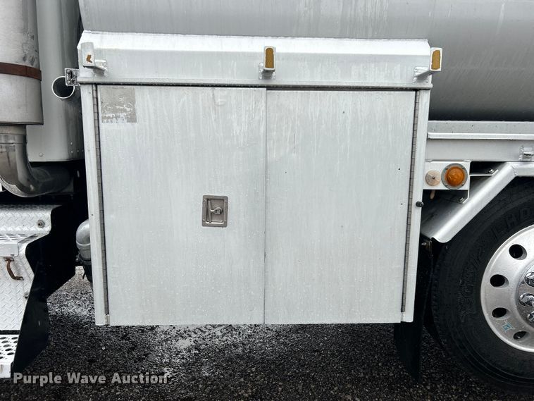 image for item EG1578 2006 Kenworth T800 fuel truck