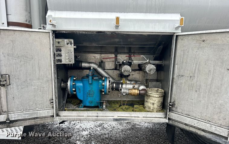 image for item EG1578 2006 Kenworth T800 fuel truck