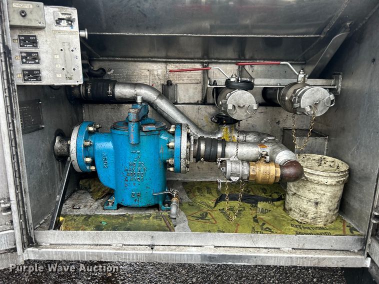 image for item EG1578 2006 Kenworth T800 fuel truck