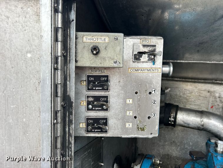 image for item EG1578 2006 Kenworth T800 fuel truck