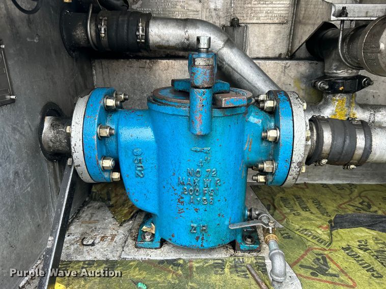 image for item EG1578 2006 Kenworth T800 fuel truck