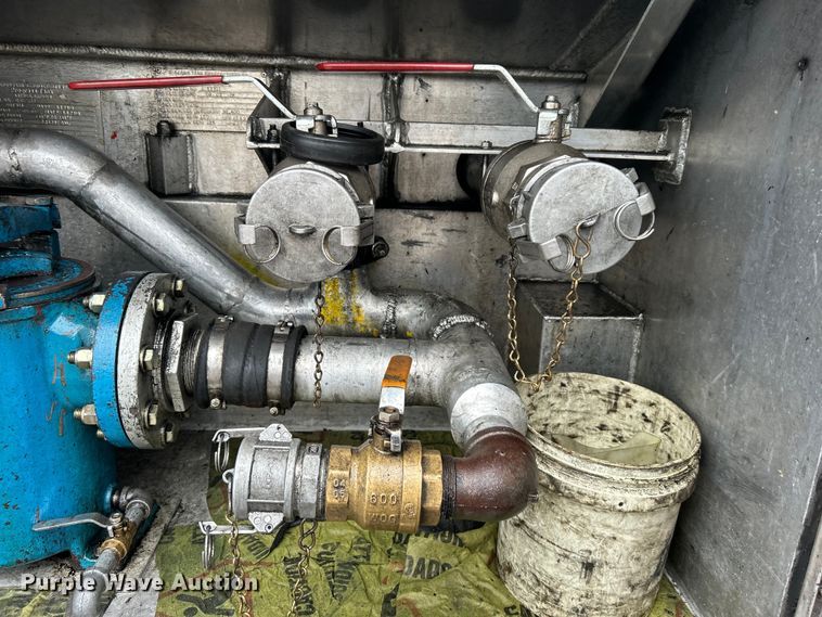 image for item EG1578 2006 Kenworth T800 fuel truck