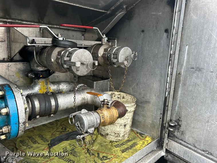 image for item EG1578 2006 Kenworth T800 fuel truck