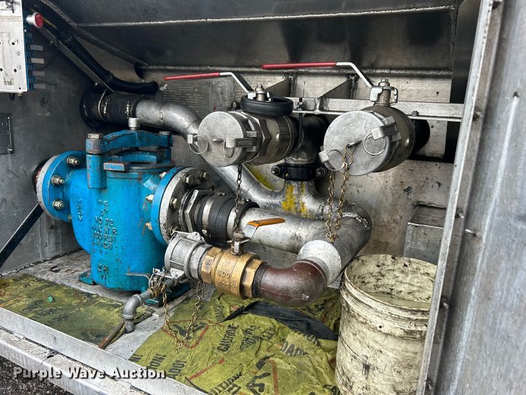 image for item EG1578 2006 Kenworth T800 fuel truck