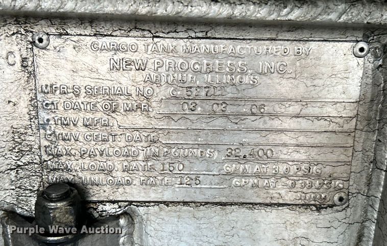 image for item EG1578 2006 Kenworth T800 fuel truck