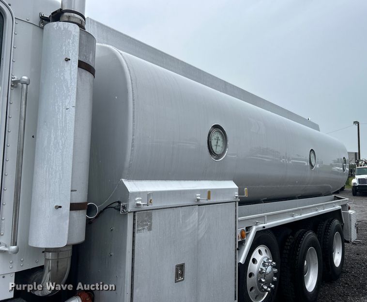 image for item EG1578 2006 Kenworth T800 fuel truck