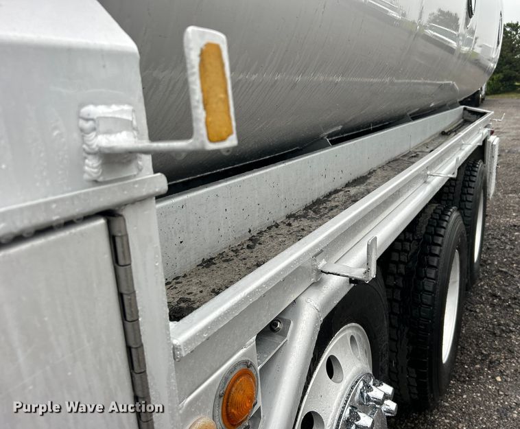 image for item EG1578 2006 Kenworth T800 fuel truck