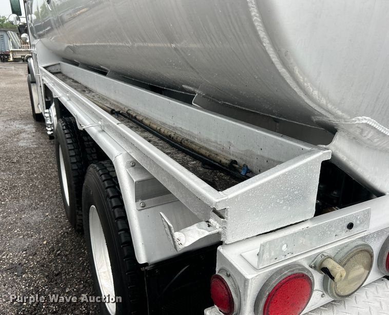 image for item EG1578 2006 Kenworth T800 fuel truck