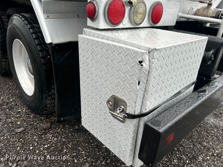 image for item EG1578 2006 Kenworth T800 fuel truck