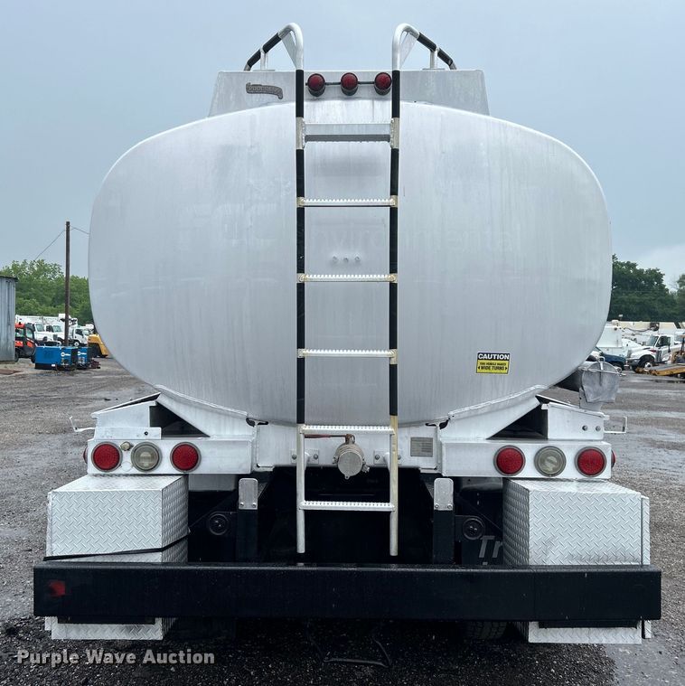 image for item EG1578 2006 Kenworth T800 fuel truck