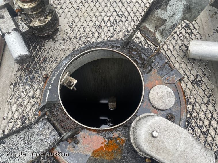 image for item EG1578 2006 Kenworth T800 fuel truck