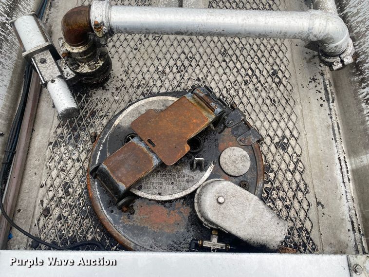 image for item EG1578 2006 Kenworth T800 fuel truck