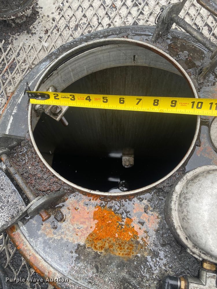 image for item EG1578 2006 Kenworth T800 fuel truck