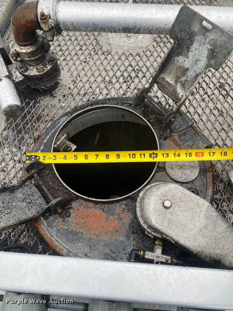 image for item EG1578 2006 Kenworth T800 fuel truck