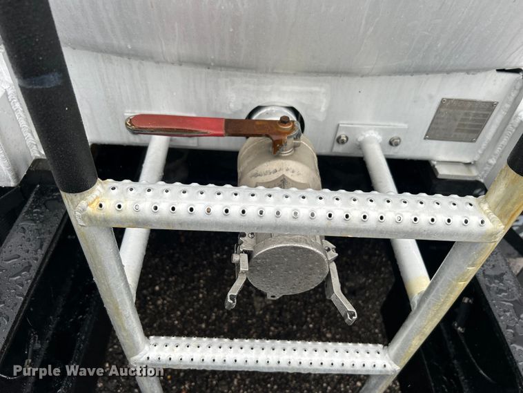 image for item EG1578 2006 Kenworth T800 fuel truck