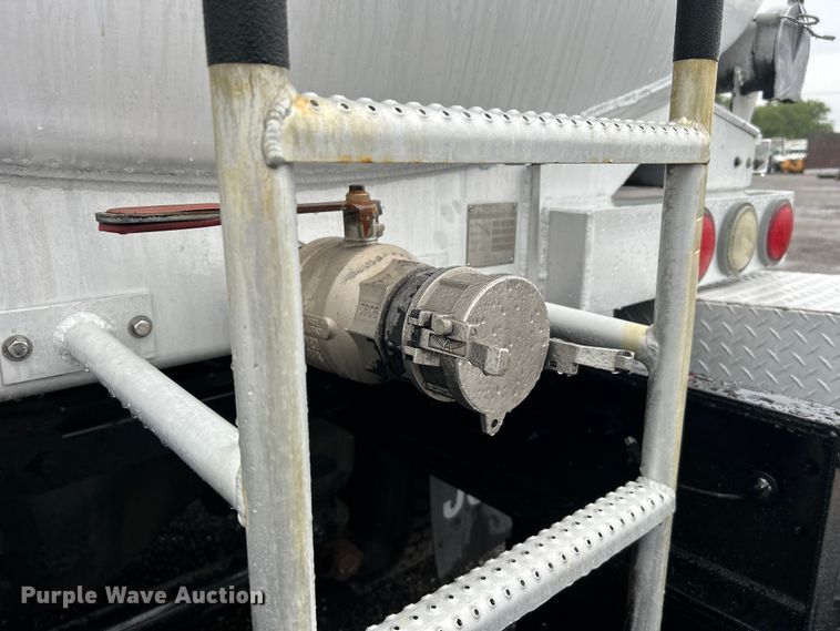 image for item EG1578 2006 Kenworth T800 fuel truck