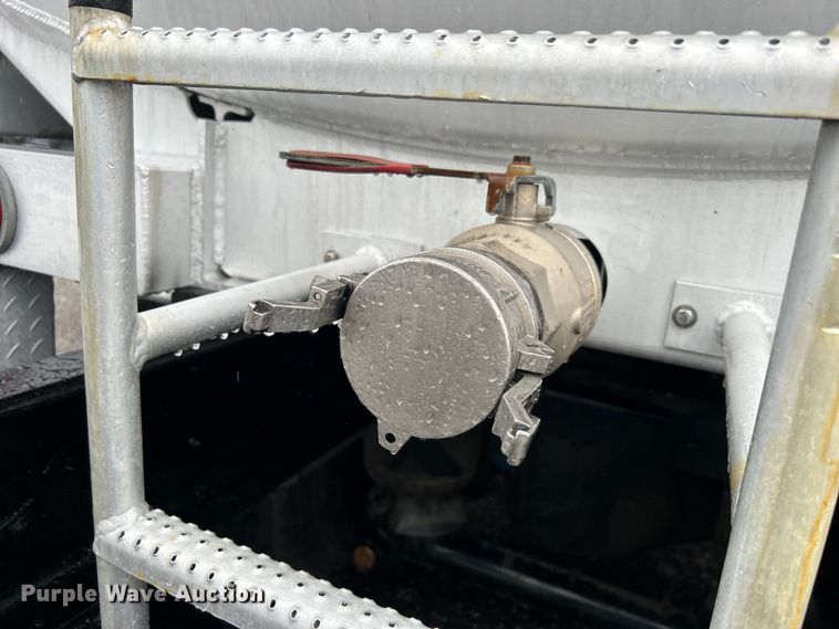 image for item EG1578 2006 Kenworth T800 fuel truck