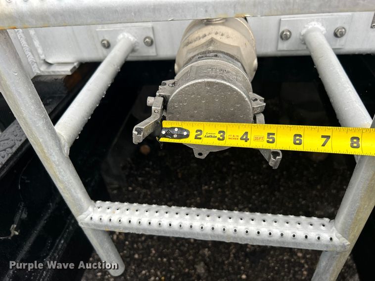 image for item EG1578 2006 Kenworth T800 fuel truck