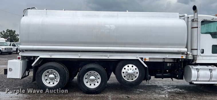 image for item EG1578 2006 Kenworth T800 fuel truck