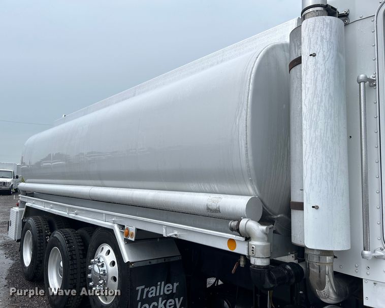 image for item EG1578 2006 Kenworth T800 fuel truck