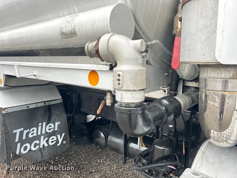 image for item EG1578 2006 Kenworth T800 fuel truck