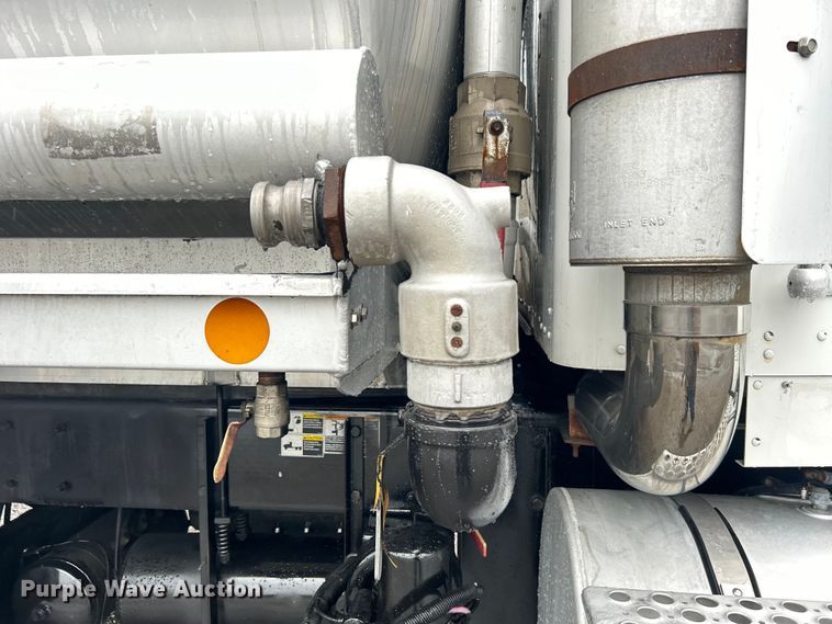 image for item EG1578 2006 Kenworth T800 fuel truck