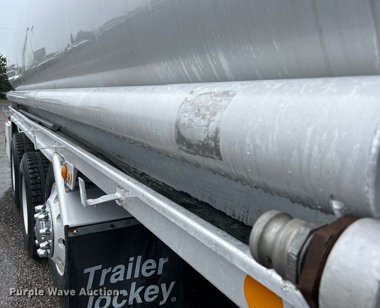 image for item EG1578 2006 Kenworth T800 fuel truck