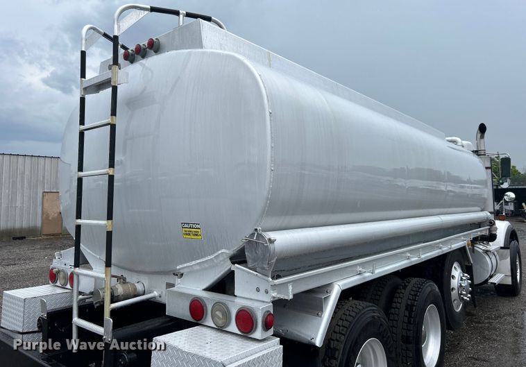 image for item EG1578 2006 Kenworth T800 fuel truck