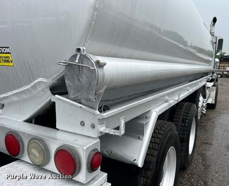 image for item EG1578 2006 Kenworth T800 fuel truck