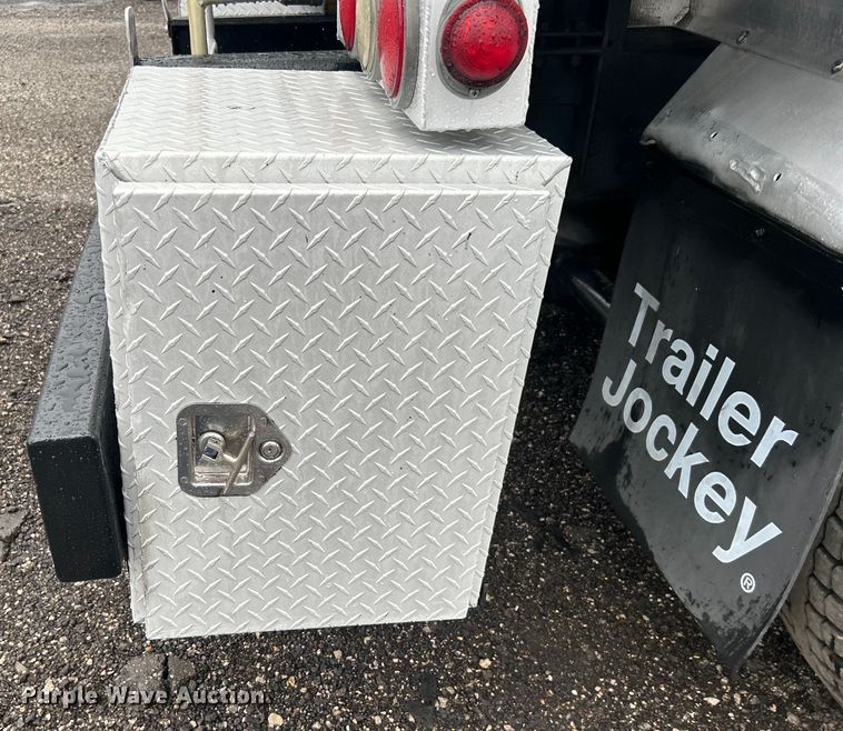 image for item EG1578 2006 Kenworth T800 fuel truck