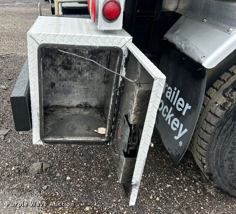 image for item EG1578 2006 Kenworth T800 fuel truck