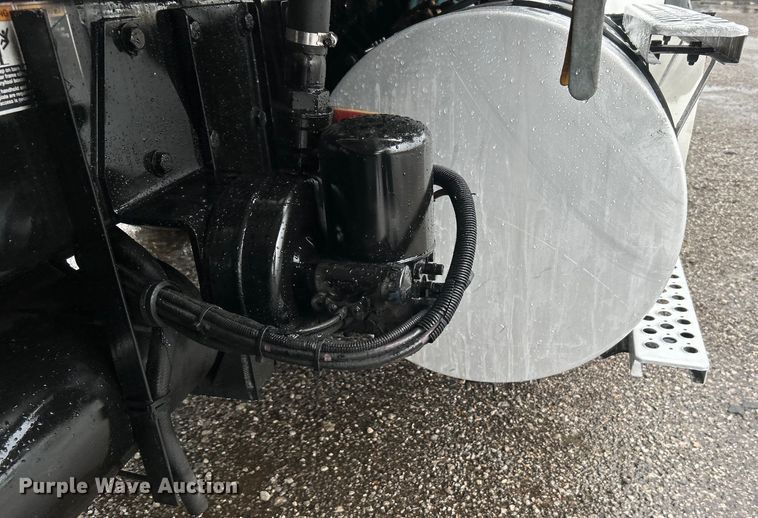 image for item EG1578 2006 Kenworth T800 fuel truck