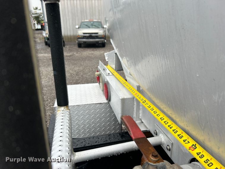 image for item EG1578 2006 Kenworth T800 fuel truck