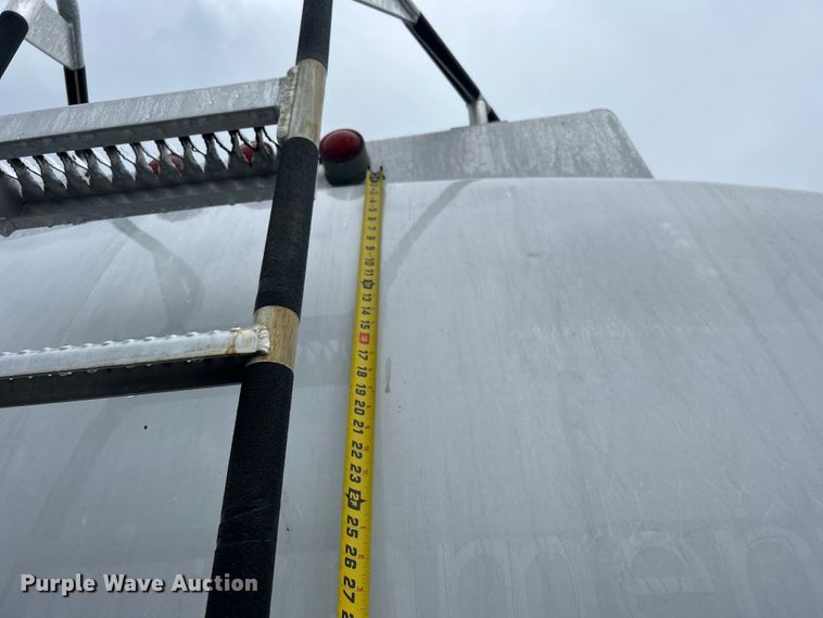 image for item EG1578 2006 Kenworth T800 fuel truck