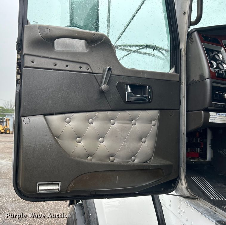 image for item EG1578 2006 Kenworth T800 fuel truck