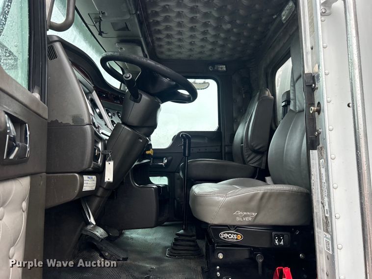 image for item EG1578 2006 Kenworth T800 fuel truck