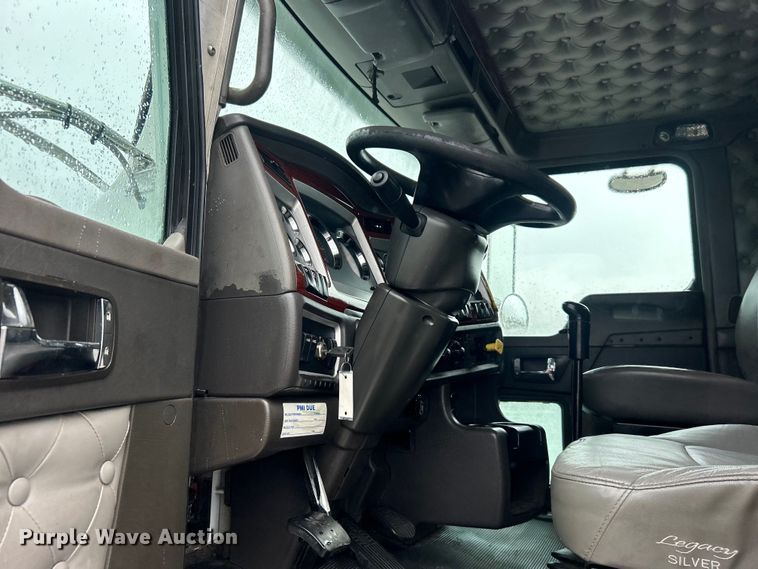 image for item EG1578 2006 Kenworth T800 fuel truck