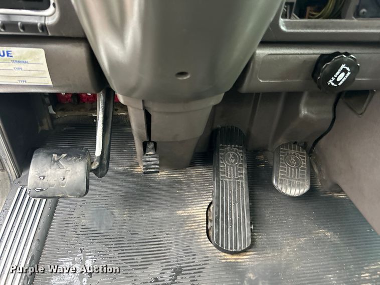 image for item EG1578 2006 Kenworth T800 fuel truck