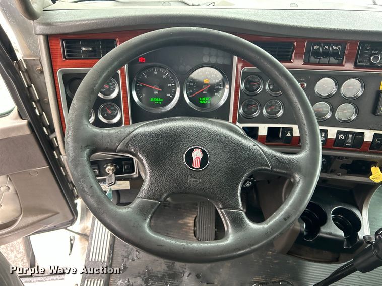 image for item EG1578 2006 Kenworth T800 fuel truck