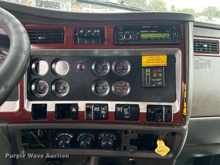 image for item EG1578 2006 Kenworth T800 fuel truck