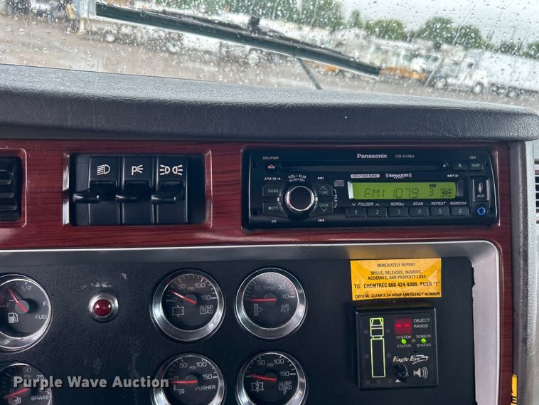 image for item EG1578 2006 Kenworth T800 fuel truck