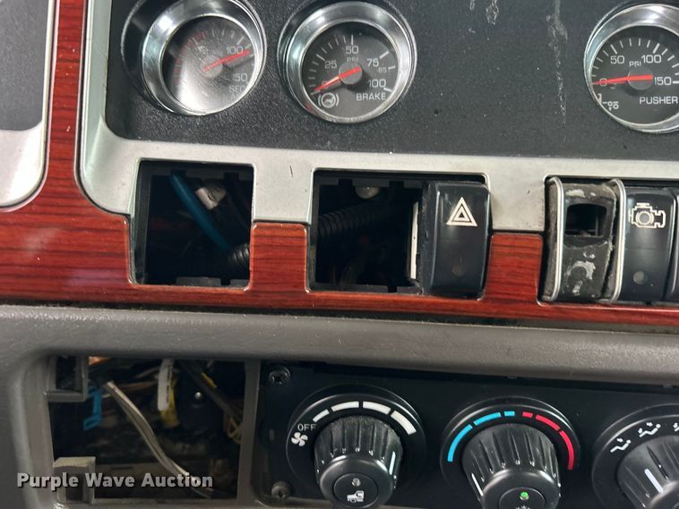 image for item EG1578 2006 Kenworth T800 fuel truck