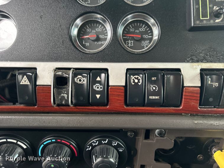 image for item EG1578 2006 Kenworth T800 fuel truck